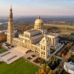 Największy kościół w Polsce, Bazylika w Licheniu, majestatycznie wznosi się pośród jesiennych barw.