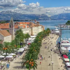 Trogir, Chorwacja – jedno z najpiękniejszych miejsc w Europie. Palmy, zabytkowa zabudowa i luksusowe jachty nad turkusowym morzem.