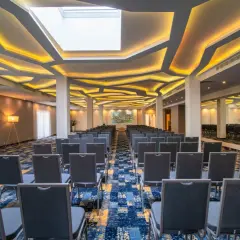 Nowa sala konferencyjna z nowoczesnym oświetleniem i wygodnymi krzesłami. Idealne miejsce na spotkania, jak sugerują pozytywne green garden hotel opinie.