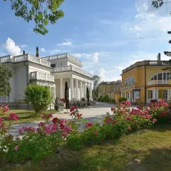 Sanatorium Świt w Solcu-Zdroju, otoczone kwitnącymi różami, zaprasza na relaks. Wiele pozytywnych sanatorium świt solec-zdrój opinie potwierdza jego urok.