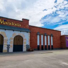 Mandoria, gdzie jest? To park rozrywki w stylu średniowiecznym, z ceglanymi budynkami i wielkimi bramami.