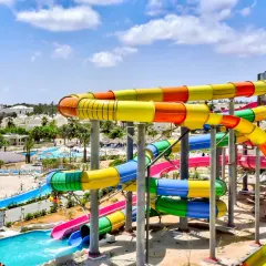 Kolorowe zjeżdżalnie wodne w Djerba Aqua Resort, idealne miejsce na wakacje. Opinie gości potwierdzają świetną zabawę dla całej rodziny.
