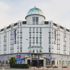 Elegancki Radisson Blu Sobieski Hotel Warsaw z charakterystyczną szklaną kopułą.