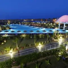 Piękny basen i teren resortu nocą. Wiele osób szuka **blue lagoon resort opinie** przed rezerwacją.
