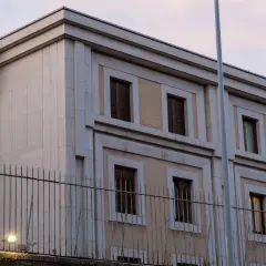 Nowoczesny budynek Domus Sanctae Marthae z kamiennymi detalami i oświetleniem.