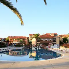 Basen i leżaki w Gypsophila Holiday Village. Wiele pozytywnych opinii o tym miejscu.