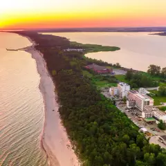 Zachód słońca nad morzem, plaża i hotele w Mielnie. Warto sprawdzić blue marine mielno opinie przed wyjazdem.