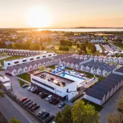 Nowe domki i basen w holiday park & resort Rowy. Opinie gości potwierdzają urokliwy widok o zachodzie słońca.