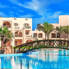 Basen i mostek w Sataya Resort Marsa Alam. Opinie o tym miejscu są zazwyczaj pozytywne, a widok zachęca do relaksu.