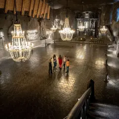 Grupa zwiedza Kaplicę św. Kingi w Kopalni Soli Wieliczka. Warto kupić kopalnia wieliczka bilety online.