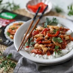 Pyszny kurczak shanghai z ryżem, papryką i marchewką, posypany sezamem. Idealny szybki obiad.