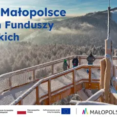 Zimowe ferie w Małopolsce na wieży widokowej, śladem Funduszy Europejskich. Widok na ośnieżone góry i las.