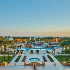 Piękny widok na resort Jaz Grand Marsa. Wiele basenów, palm i zieleni. Warto sprawdzić jaz grand marsa opinie przed rezerwacją.