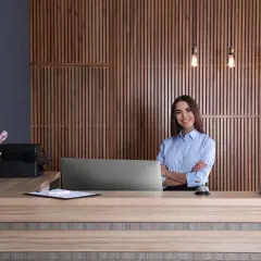 Co robi recepcjonistka w hotelu? Odkryj kluczowe obowiązki tej roli