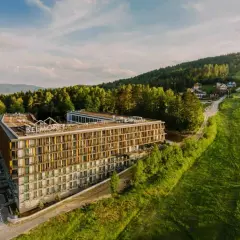 Nowoczesny hotel Belmonte w otoczeniu zieleni. Wiele pozytywnych belmonte opinie potwierdza jego urok.
