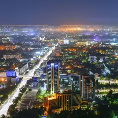 Nocny widok na Taszkent, stolicę Uzbekistanu, z oświetlonymi drapaczami chmur i ulicami.