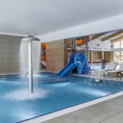 Basen z atrakcjami: zjeżdżalnia w kształcie słonia, wodospad i leżaki. Idealne miejsce na rodzinny wypoczynek, zgodnie z pozytywnymi **blue mountain resort opinie**.
