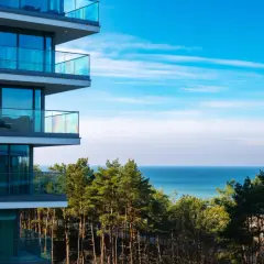 Nowoczesny budynek z balkonami i widokiem na morze. Wiele osób szuka wave międzyzdroje resort&spa opinie, by sprawdzić jakość wypoczynku.