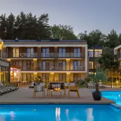 Nowoczesny hotel z basenem i leżakami. Wiele pozytywnych saltic resort & spa łeba opinie potwierdza jego urok.