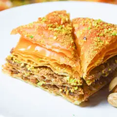 Słynna baklava co to? Warstwowe ciasto filo z orzechami i syropem, posypane pistacjami. Pyszny deser.