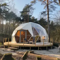 Domek w lesie, czyli glamping co to? Nowoczesne, komfortowe noclegi w otoczeniu natury.