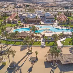 Widok z lotu ptaka na Protels Crystal Beach Resort z basenem, zjeżdżalniami i palmami. Opinie o tym miejscu są zazwyczaj pozytywne.