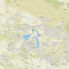 Mapa szlaków turystycznych w **Picos de Europa** z zaznaczonymi jeziorami Lagos de Covadonga i szczytami.