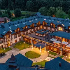 Elegancki hotel Szczawnica Park Resort & Spa w otoczeniu zieleni. Wiele pozytywnych hotel szczawnica park resort & spa opinie potwierdza jego urok.