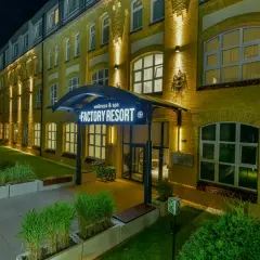 Factory Resort Wellness & Spa: nocne wejście do obiektu, iluminacja budynku, zielone tereny. Opinie o tym miejscu są zazwyczaj pozytywne.