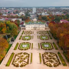 Pałac Branickich w Białymstoku, jeden z najpiękniejszych przykładów architektury barokowej, otoczony jesiennym parkiem. To jedno z tych **ciekawe miasta w Polsce**, które warto odwiedzić.