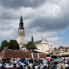 Tłumy ludzi zgromadzone przed Jasną Górą, oczekujące na nadchodzące wydarzenia.
