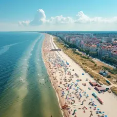 Słoneczna plaża Stogi tętni życiem. Tłumy plażowiczów, kolorowe parasole i spokojne morze tworzą letni obraz.
