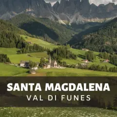 Malownicze **Val di Funes** z kościołem i domami w dolinie, otoczone zielonymi wzgórzami i skalistymi szczytami Dolomitów.