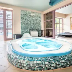 Relaks w jacuzzi z widokiem na basen. Hotel Solina Resort & Spa opinie potwierdzają wysoki standard strefy wellness.