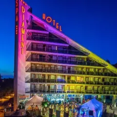 Hotel Diament Ustroń nocą, z neonami "SPA" i "HOTEL". Wiele pozytywnych **spa & wellness hotel diament ustroń opinie** potwierdza jego wyjątkowość.