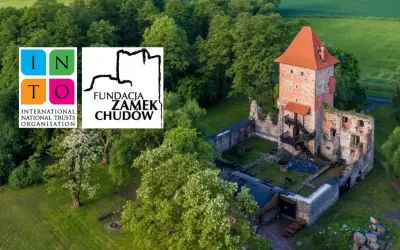 Zamek Chudów, malownicze ruiny i wieża, otoczone zielenią. Odkryj chudów atrakcje i historię tego miejsca.