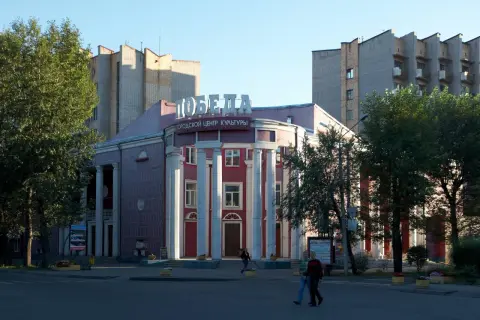 Dom kultury "Pobeda" w Abakanie, stolicy Chakasji, z kolumnami i napisem "Miejski Dom Kultury".