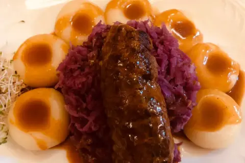 Gdzie zjeść rolada śląska w Katowicach? Odkryj najlepsze miejsca