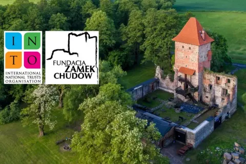 Zamek Chudów, malownicze ruiny i wieża, otoczone zielenią. Odkryj chudów atrakcje i historię tego miejsca.
