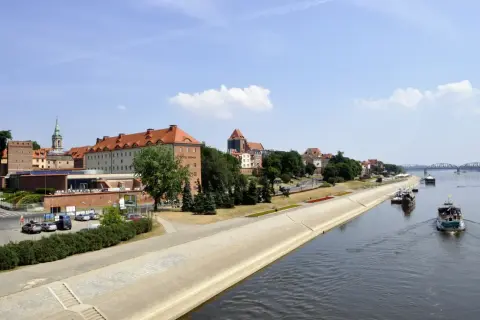 Widok na bulwar filadelfijski z hotelem i rzeką, po której płyną statki.