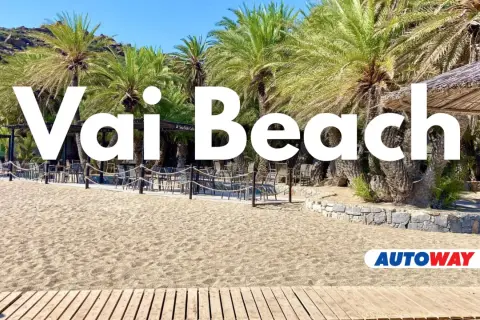 Plaża Vai z palmami i kawiarnią. Idealne miejsce na relaks.