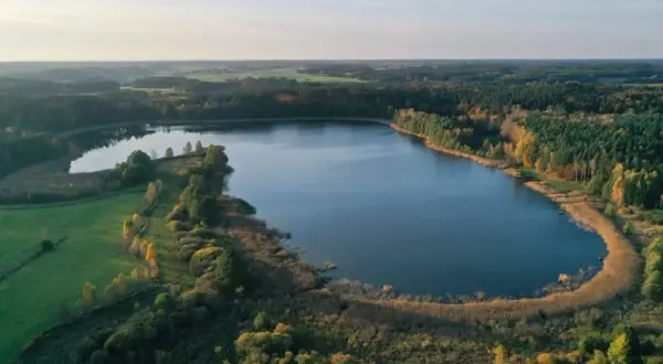 Jezioro Ostrowite w Borach Tucholskich - tajemnice i atrakcje czekają