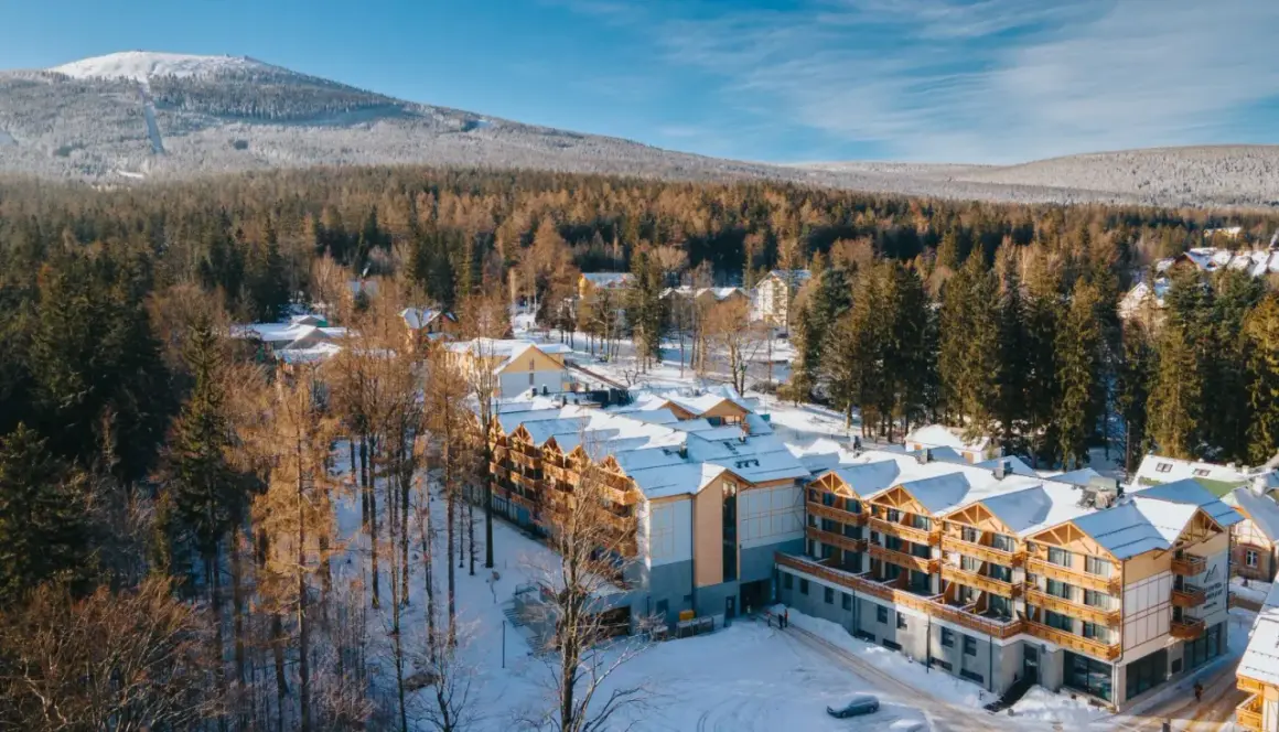 Zimowy krajobraz z hotelem Platinum Mountain & Spa. Opinie o tym miejscu są zazwyczaj pozytywne, a widok na ośnieżone góry zachwyca.