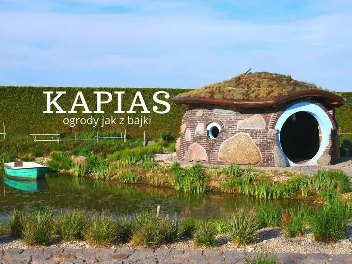 Ogrody Kapias jak z bajki. Domek hobbitów nad stawem, zielona łódka. Pozytywne opinie o tym miejscu.
