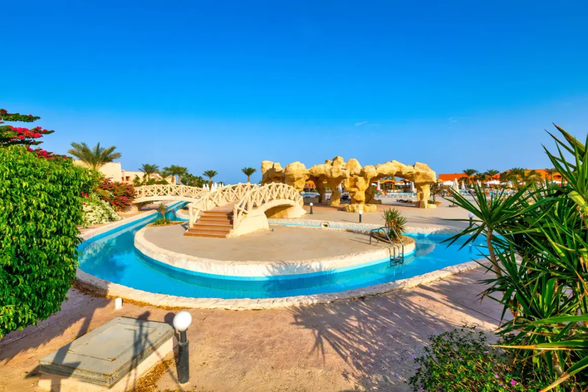 Piękny resort z basenem i mostkami, idealne miejsce na trzy rogi szczęśliwego życia. Opinie o beach resort są zachwycające.
