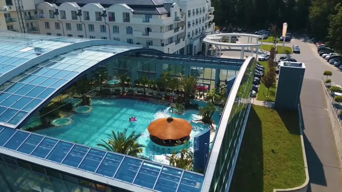 Basen z tropikalną roślinnością i barem pod strzechą. Wiele pozytywnych hotel binkowski opinie potwierdza jego atrakcyjność.