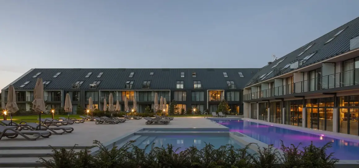 Nowoczesny hotel z basenem i leżakami. Wiele pozytywnych saltic resort & spa grzybowo opinie potwierdza jego wysoki standard.