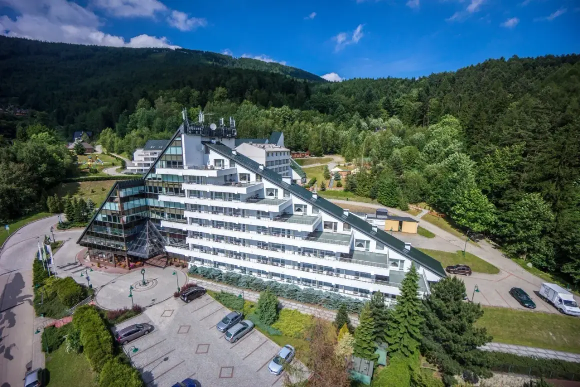 Hotel Klimczok Resort & Spa w Beskidach, otoczony lasem, z nowoczesną architekturą. Wiele pozytywnych hotel klimczok resort & spa opinie potwierdza jego urok.