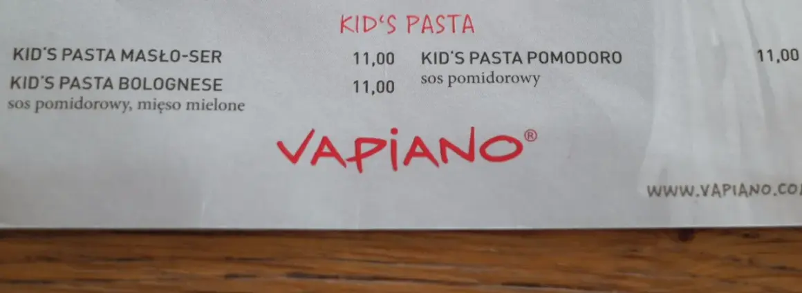Menu Vapiano z daniami dla dzieci: makaron z masłem i serem, bolognese, pomodoro.