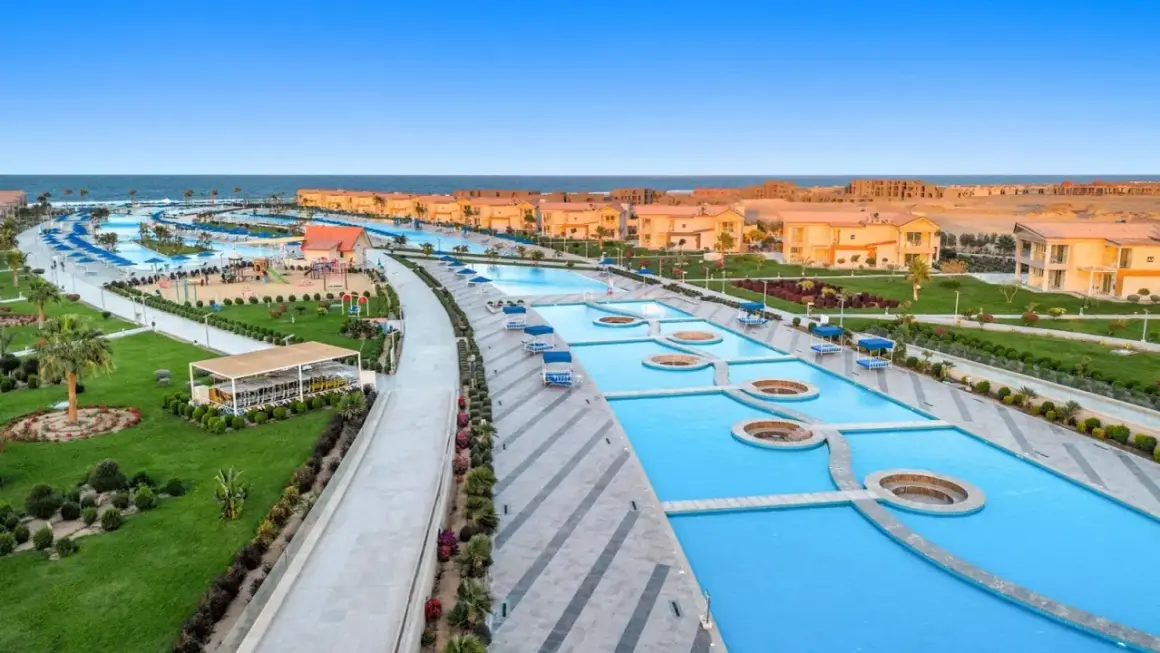 Widok na kompleks basenów i budynków mieszkalnych w Pickalbatros Marsa Alam.